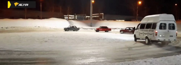 Ритуальный дрифт сняли на&nbsp;видео у&nbsp;ТЦ&nbsp;&laquo;Гигант&raquo; в&nbsp;Новосибирске