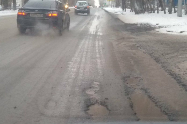 В Новосибирске после ремонта на улице Ватутина начал таять асфальт В Новосибирске после ремонта на улице Ватутина начал таять асфальт