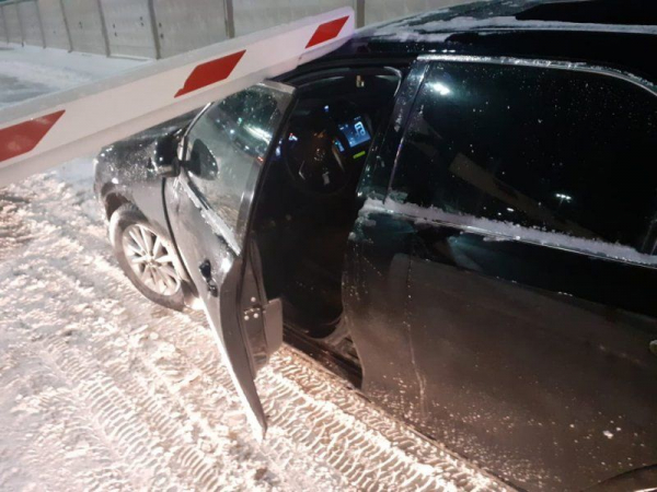 Угонщик разбил машину и снес шлагбаум при попытке сбежать от полиции Угонщик разбил машину и снес шлагбаум при попытке сбежать от полиции