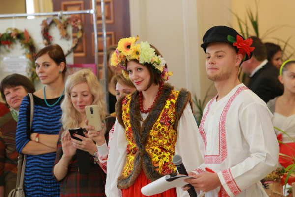 Афиша выходных: курьи именинки, игра на гуслях и кино про COVID-19 Афиша выходных: курьи именинки, игра на гуслях и кино про COVID-19