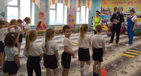 В Барабинском районе автоинспекторы провели для дошкольников уроки безопасности