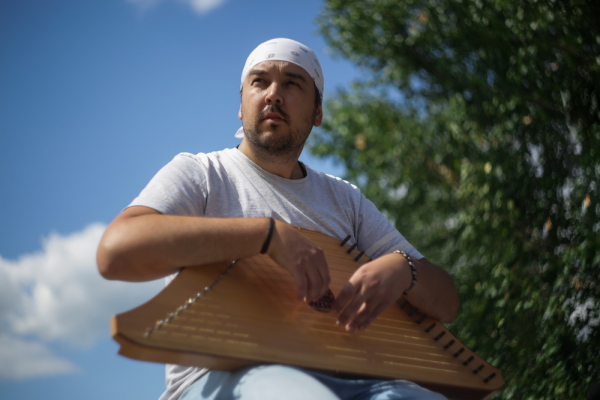 Афиша выходных: курьи именинки, игра на гуслях и кино про COVID-19 Афиша выходных: курьи именинки, игра на гуслях и кино про COVID-19