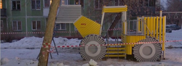 Оригинальный городок-трактор установили в&nbsp;новосибирском дворе