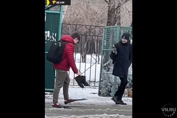 Тиктокеры в ластах ходят по тротуарам Новосибирска Тиктокеры в ластах ходят по тротуарам Новосибирска