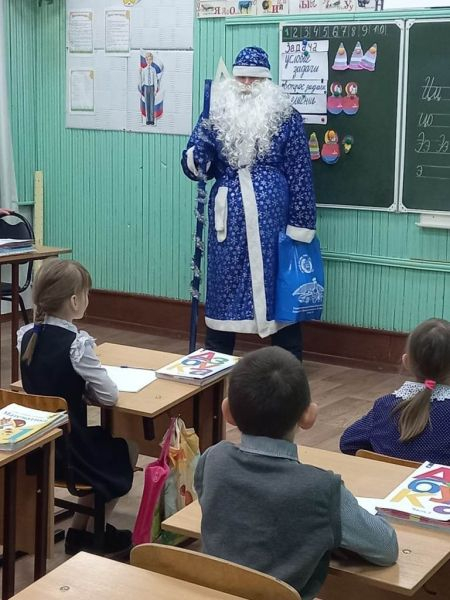 Полицейский Дед Мороз пришел в первый класс Полицейский Дед Мороз пришел в первый класс