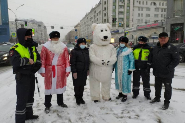 Новосибирские Госавтоинспекторы поздравили горожан с наступающим Новым город