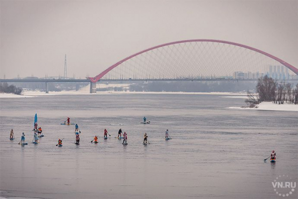 Люди на досках устроили заплыв по замерзающей Оби перед Новым годом-2022