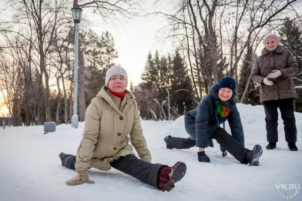 Бабушки сели на шпагат в Первомайском сквере Новосибирска Бабушки сели на шпагат в Первомайском сквере Новосибирска