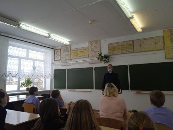 Сотрудники полиции в рамках проведения акции &laquo;Полицейский дед Мороз&raquo; посетили образовательные учреждения Венгеровского района