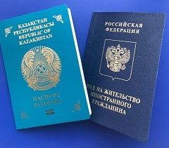 Сотрудники Управления по вопросам миграции вручили вид на жительство в Российской Федерации гражданину Республики Казахстан