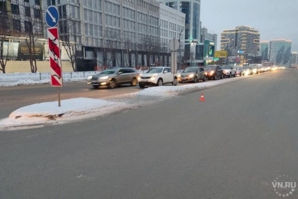 Мужчину с ребенком сбила машина на перекрестке в Новосибирске Мужчину с ребенком сбила машина на перекрестке в Новосибирске