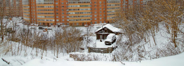 Изба среди новостроек: новосибирец просит за старый дом 15 млн рублей Изба среди новостроек: новосибирец просит за старый дом 15 млн рублей