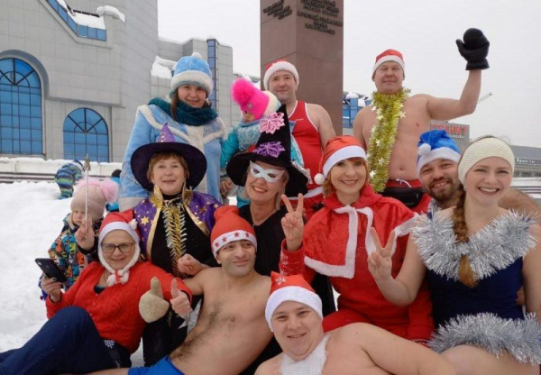 Снегурочки и Деды Морозы в трусах пробежались по Новосибирску Снегурочки и Деды Морозы в трусах пробежались по Новосибирску