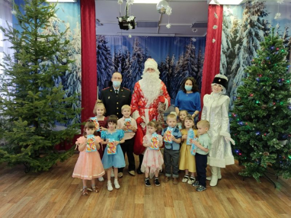 Полицейский Дед Мороз посетил социально-реабилитационный центр для несовершеннолетних «Виктория» Полицейский Дед Мороз посетил социально-реабилитационный центр для несовершеннолетних «Виктория»