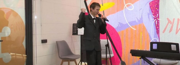 Музыкант с&nbsp;ДЦП из&nbsp;Новосибирска победил на&nbsp;конкурсе &laquo;Новая волна&raquo;