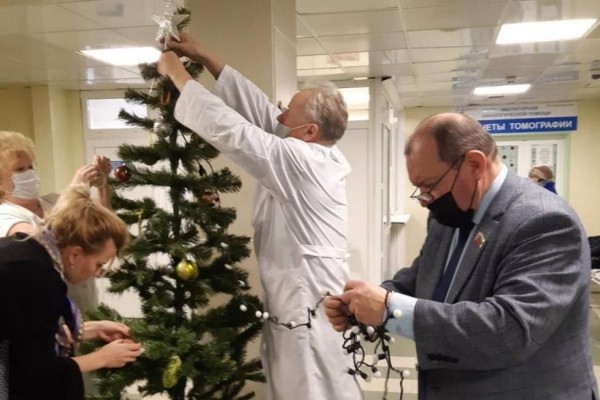 Депутаты-единороссы Заксобрания участвуют в акции &laquo;Ёлка добра&raquo;