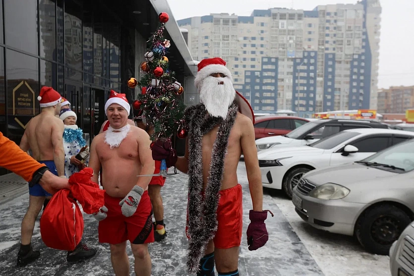 Моржи в&nbsp;красных трусах и&nbsp;колпаках устроили новогодний забег по&nbsp;городу