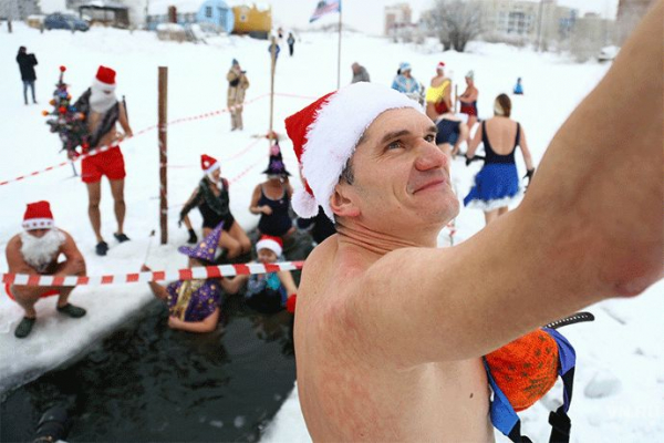 Деды Морозы нырнули в прорубь после экзотического забега в Новосибирске