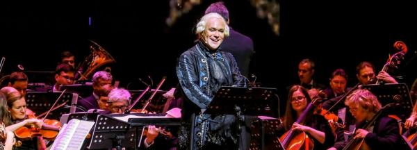 Максим Аверин рассказал новосибирцам сказку о Щелкунчике Максим Аверин рассказал новосибирцам сказку о Щелкунчике