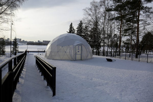 На&nbsp;Михайловской набережной соорудили дом для большой новогодней снежинки