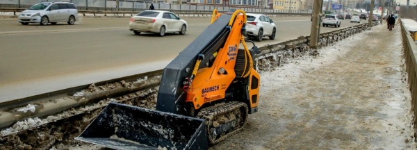 Вместо дворников узкие тротуары в&nbsp;Новосибирске чистит мини-погрузчик