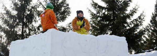 В центре Новосибирска появились огромные снежные блоки В центре Новосибирска появились огромные снежные блоки