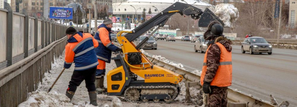 Миниатюрные погрузчики и тракторы вывели на тротуары после снега с дождём Миниатюрные погрузчики и тракторы вывели на тротуары после снега с дождём