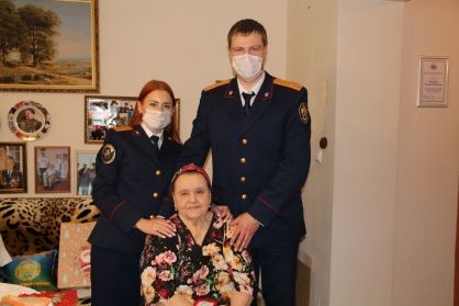 Сотрудники следственного управления навестили вдову Героя Советского Союза и поздравили ее с Новым Годом и Рождеством