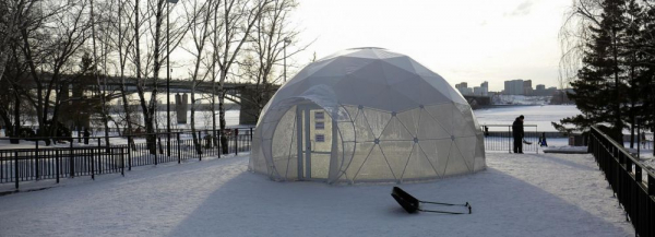 На&nbsp;набережной Новосибирска соорудили дом для большой новогодней снежинки