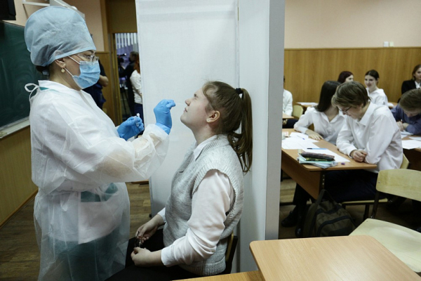 Выпускников школ массово тестируют на&nbsp;COVID-19&nbsp;в Новосибирске