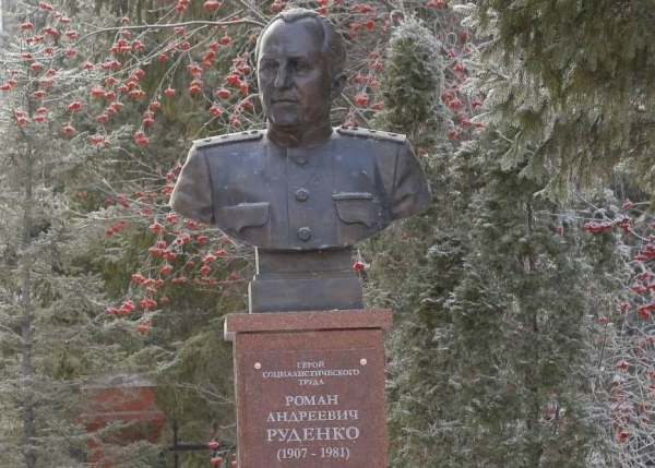 В Новосибирске установили не одобренный худсоветом памятник бывшему генпрокурору Руденко