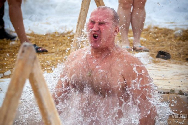 Первые купели начали вырезать в Оби на Крещение-2022 Первые купели начали вырезать в Оби на Крещение-2022