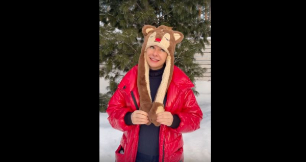 Вице-мэр Анна Терешкова надела оленя на голову и поздравила горожан хлопанием ушей