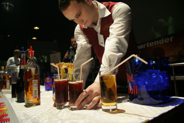 Афиша выходных: День дельфинов, ретроконцерт и&nbsp;выставка про любовь