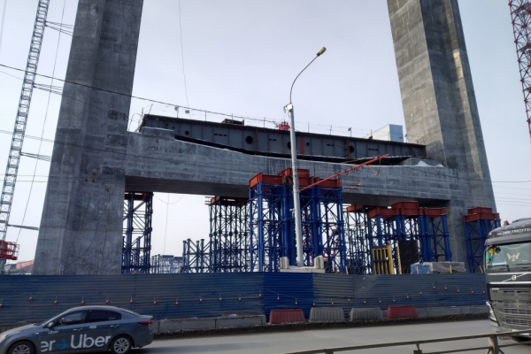 380-метровый вантовый пролёт нового моста собирают на временных опорах 380-метровый вантовый пролёт нового моста собирают на временных опорах