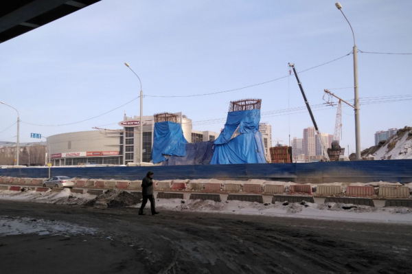 380-метровый вантовый пролёт нового моста собирают на временных опорах 380-метровый вантовый пролёт нового моста собирают на временных опорах