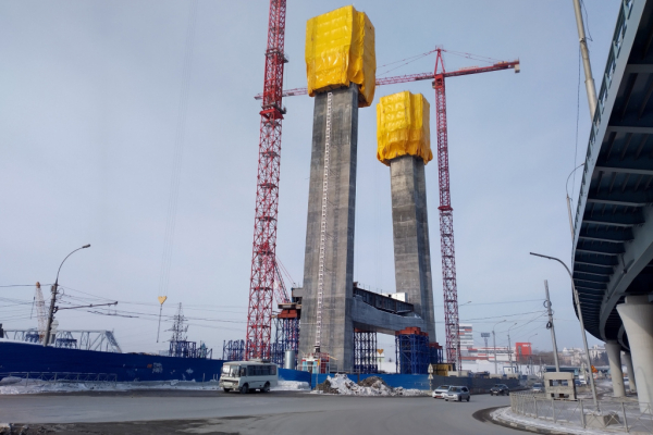 380-метровый вантовый пролёт нового моста собирают на временных опорах 380-метровый вантовый пролёт нового моста собирают на временных опорах