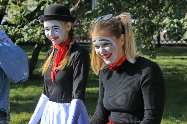 Афиша выходных: &laquo;живая&raquo; фантастика, дом с&nbsp;матрёшками и&nbsp;тихий концерт