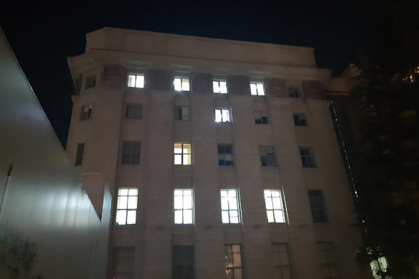 Огромные буквы «Z» и «V» зажгли на здании мэрии Новосибирска Огромные буквы «Z» и «V» зажгли на здании мэрии Новосибирска