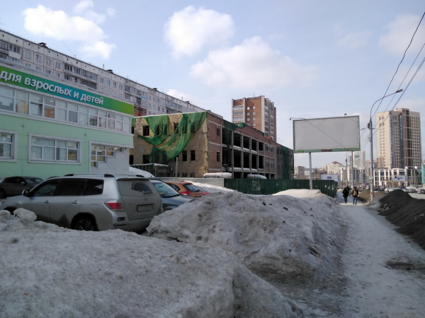 «Заброшку» на «Золотой ниве» превратили в зеркальный торговый комплекс «Заброшку» на «Золотой ниве» превратили в зеркальный торговый комплекс