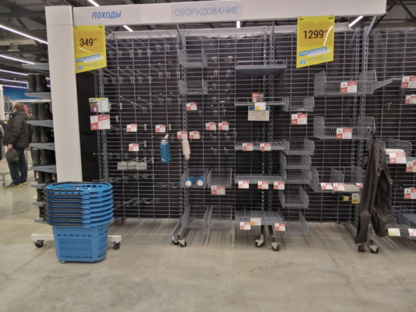 Decathlon закрыт: новосибирцы скупили почти всё в спортивном гипермаркете Decathlon закрыт: новосибирцы скупили почти всё в спортивном гипермаркете