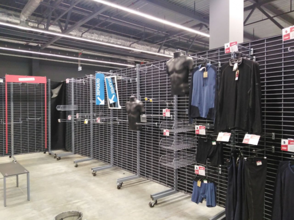 Decathlon закрыт: новосибирцы скупили почти всё в спортивном гипермаркете Decathlon закрыт: новосибирцы скупили почти всё в спортивном гипермаркете