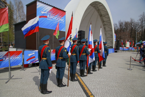 Митинг-концерт &laquo;Za&nbsp;мир&nbsp;&mdash; без нацизма&raquo; прошёл в&nbsp;центре Новосибирска