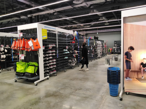 Decathlon закрыт: новосибирцы скупили почти всё в спортивном гипермаркете Decathlon закрыт: новосибирцы скупили почти всё в спортивном гипермаркете