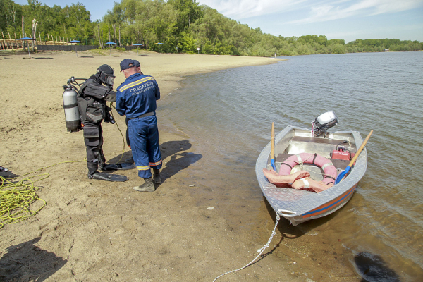 Водолазы обследуют дно на&nbsp;пляже &laquo;Бугринская роща&raquo; в&nbsp;Новосибирске