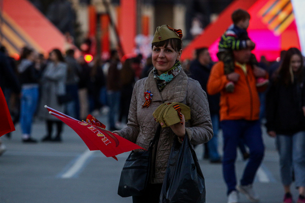Праздничный фейерверк озарил небо над оперным театром в Новосибирске Праздничный фейерверк озарил небо над оперным театром в Новосибирске