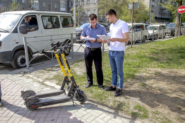 Из центра Новосибирска убрали хаотично припаркованные самокаты