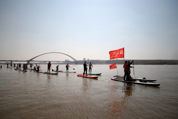 В Новосибирске 45 сапбордистов устроили заплыв по Оби в День Победы В Новосибирске 45 сапбордистов устроили заплыв по Оби в День Победы