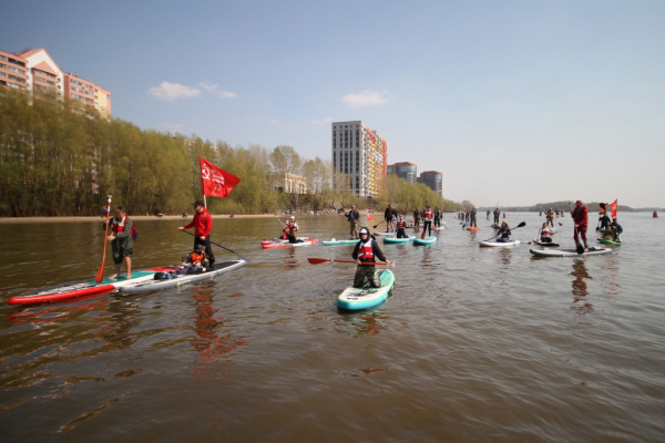 В Новосибирске 45 сапбордистов устроили заплыв по Оби в День Победы В Новосибирске 45 сапбордистов устроили заплыв по Оби в День Победы