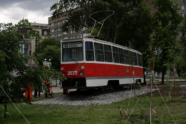Легендарный трамвай №13&nbsp;установили в&nbsp;сквере за&nbsp;оперным театром 